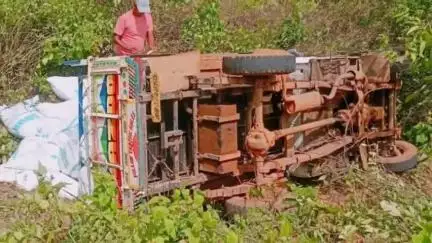 বিনপুর ২: শিয়াড়বিন্দার লালজল মোড় এলাকায় ৫নং রাজ্য সড়কের পাশে নিয়ন্ত্রণ হারিয়ে উল্টে গেল মাল বোঝাই চারচাক পিকআপ ভ্যান
