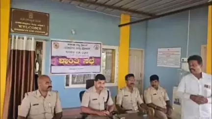 ಶೋರಾಪುರ: ನಗರದ ಡಿವೈಎಸ್ಪಿ ಕಚೇರಿ ಆವರಣದಲ್ಲಿ ಬಕ್ರೀದ್ ನಿಮಿತ್ತ ಶಾಂತಿ ಸಭೆ