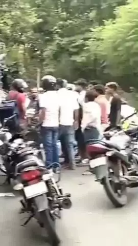 सरोजनी नगर: तिकुनिया के पास एक बाइक सवार को डंपर ने मारी टक्कर, मौके पर लोगों की लगी भीड़