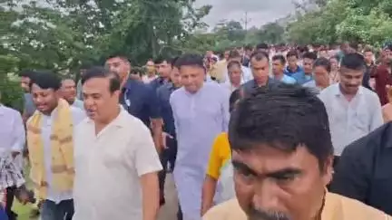 উত্তৰ লক্ষীমপুৰ: আমতলাত বন্যাৰ্তৰ কাষত উপস্থিত মুখ্যমন্ত্ৰী ড০ হিমন্ত বিশ্ব শৰ্মা, বানাক্ৰান্তৰ সমস্যাৰ বুজ ল'লে মুখ্যমন্ত্ৰীগৰাকীয়ে