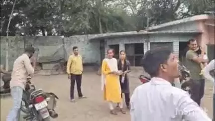 लखीमपुर: संकटा देवी चौराहे के पास वाहन चेकिंग के दौरान दो युवकों ने ट्रैफिक पुलिस कर्मी के साथ की अभद्रता, वीडियो वायरल