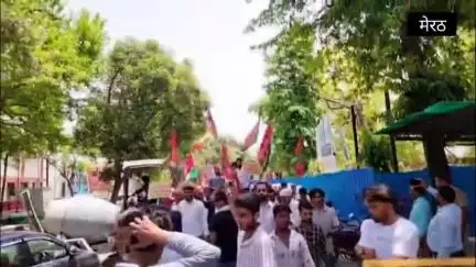 मेरठ:-कूड़े के पहाड़ों के खिलाफ सपा कार्यकर्ताओं का प्रदर्शन,शहर में खड़े कूड़े के पहाड़ों को हटाने के लिए नारे लगाए