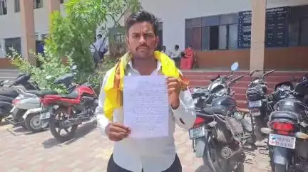 झांसी: सिमरा निवासी व्यक्ति ने तहसील में शिकायत पत्र दिया, दबंग कर रहे हैं जमीन पर कब्जा