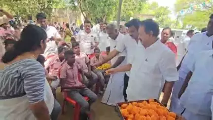 கண்டச்சிபுரம்: அரகண்டநல்லூர் அரசினர் மேல்நிலைப் பள்ளியில் கோடை விடுமுறை முடிந்து இன்று மீண்டும் பள்ளிகள் திறப்பு