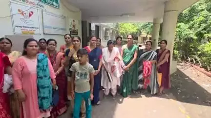 जळगाव: आरएमएस कॉलनीतील महिलांचे रस्त्यांसाठी सार्वजनिक बांधकाम विभागावर ठिय्या आंदोलन #Jansamasya