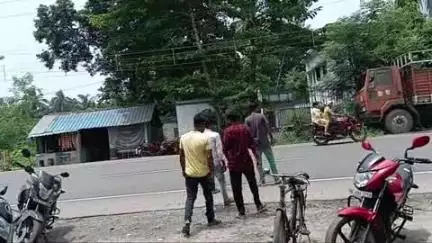 দেগঙ্গা: হাড়োয়া গোপালপুর রোডে বাইক ও ম্যাক্স গাড়ির মুখোমুখি সংঘর্ষে মৃত্যু হল দেগঙ্গা ব্লকের সেকেন্দার নগর গ্রামের এক যুবকের