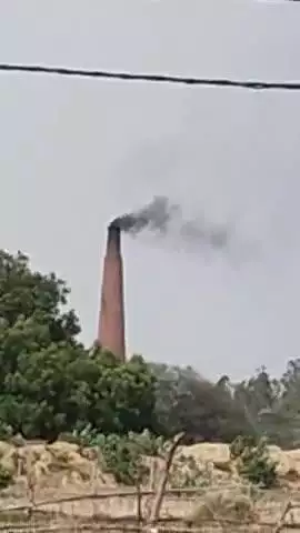 उ प्र प्रतापगढ पट्टी बेलसंडी गांव में विजेंद्र गुप्ता सरकारी भूमि पर बने अवैध बाराही ईंट उद्योग का संचालन प्रदूषण फैला