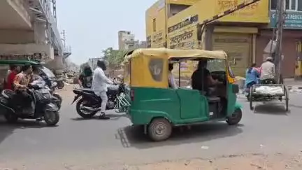 रोहतक: बजरंग भवन फाटक के पास ऑटो ने स्कूटी को मारी टक्कर, बुजुर्ग दंपति घायल, ड्राइवर फरार