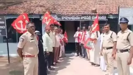 తాడిపత్రి: కూటమి ప్రభుత్వం ఇచ్చిన సూపర్ సిక్స్ పథకాలను వెంటనే అమలు చేయాలని తాడిపత్రిలో ఎమ్మార్వో ఆఫీస్ ఎదుట సిపిఐ నేతల ఆందోళన