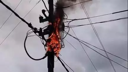 নাজিৰা: গেলেকীত দাউ দাউকৈ জ্বলিল বিদ্যুৎ পৰিবাহী তাঁ‌ৰত