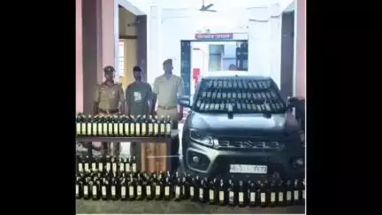 कसिया: पटहेरवा पुलिस ने लग्जरी कार से अवैध अंग्रेजी शराब बरामद की, एक तस्कर को किया गिरफ्तार