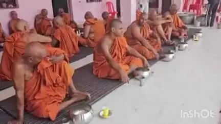 हाथरस: गांव कपूरा में 10 दिवसीय बोधाचार्य प्रशिक्षण शिविर में देशों से आए भिक्षुओं को अंबेडकर शोभा यात्रा अध्यक्ष ने कराया भोजन