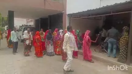 उन्नाव: सिंगहा गांव के सैकड़ों ग्रामीण पहुंचे डीएम ऑफिस, खेल मैदान की जमीन पर दबंग कर रहे कब्जा, डीएम से की शिकायत