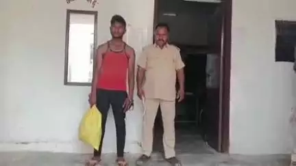 बंजरिया: बंजरिया पुलिस ने पुलिस को चकमा देकर फरार चल रहे शराब तस्कर को गिरफ्तार कर सोमवार को न्यायिक हिरासत में भेजा