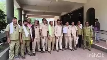 धमतरी: छत्तीसगढ़ ड्राइवर महासंगठन ने तीन सूत्रीय मांगों को लेकर धमतरी के अपर कलेक्टर को सौंपा ज्ञापन