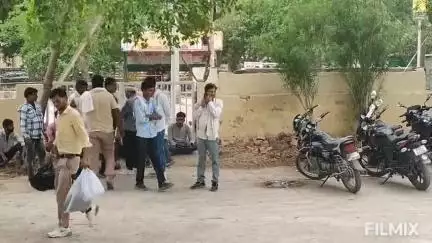 करह धाम आश्रम के पास ट्रैक्टर टोली पलटने से 3 की मौत, करीब 20 लोग घायल, शव पोस्टमार्टम के बाद सुपुर्द
