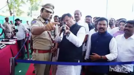 కరీంనగర్: కరీంనగర్ పరేడ్ గ్రౌండ్ లో పోలీసుల వెపన్ స్టాల్స్ ను సందర్శించిన రాష్ట్ర ఐటీ శాఖ మంత్రి శ్రీధర్ బాబు