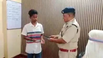 गुमला: थाना प्रभारी ने खोए हुए मोबाइल बरामद कर तीन लोगों को सौंपे