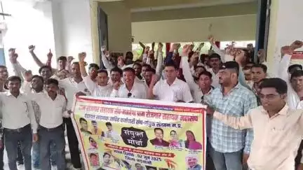 बड़वानी: ग्राम रोजगार सहायक संघ ने जिला पंचायत व कलेक्ट्रेट में संयुक्त मोर्चा के बैनर तले सौंपा ज्ञापन
