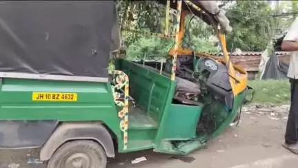 धनबाद/केंदुआडीह: सदर थाना क्षेत्र: राजेंद्र सरोवर पार्क के पास ऑटो और कार की टक्कर में एक की मौत, SNMMCH में घायलों का इलाज जारी