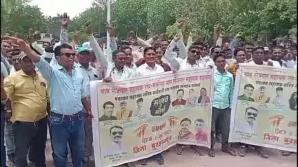 बुरहानपुर नगर: बुरहानपुर में रोजगार सहायक और सचिवों ने अनैतिक कार्रवाई का विरोध जताया, कलेक्टर को सौंपा ज्ञापन
