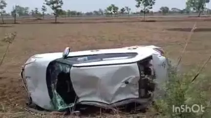 धमतरी: ग्राम कुरमातराई और डोमा के बीच कार खेत में जाकर पलटी, हादसे में कार सवार एक व्यक्ति को आई मामूली चोट