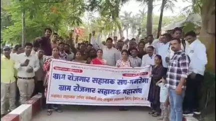 देवास नगर: ग्राम रोजगार सहायकों ने अनुग्रह सहायता राशि व काम के दबाव को लेकर जिला पंचायत में दिया ज्ञापन