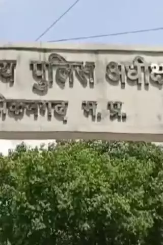 टीकमगढ़: ख़जरी चौकी पुलिस में ताला लगा होने का वीडियो वायरल, भाजपा विधायक के भाई ने किया शेयर