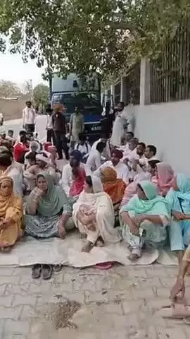 सिरसा: हत्या मामले में पुलिस कार्रवाई से असंतुष्ट मृतक के परिजनों ने डबवाली पुलिस अधीक्षक कार्यालय के बाहर दिया धरना