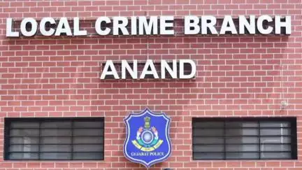 ખંભાત: શહેરના ચકડોળ ગ્રાઉન્ડ પાસેથી LCB પોલીસે વિદેશી દારૂની 7 બોટલો સાથે બુટલેગરને ઝડપી પાડ્યો.