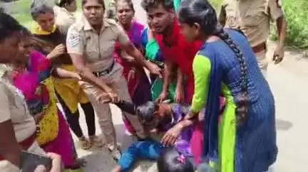 தென்காசி: தென்காசி ஆட்சியர் அலுவலகம் முன்பு மண்ணெண்ணெய் ஊற்றி தீக்குளிக்க முயற்சி