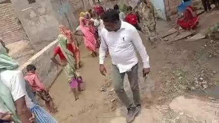 पानी का निकास न होने के कारण आम रास्ते पर भरा पानी ग्रामीण वासी हुए परेशान दिया अंबाह थाने में आवेदन, नहीं हुआ समाधान