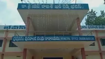 ధర్మవరం పట్టణంలో ముందస్తు నోటీసులు లేకుండా నిర్మాణాలు తొలగించారని పరిటాల శ్రీరామ్ కు ప్రజల ఫిర్యాదు.