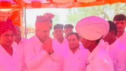 गुड़ामालानी: सांसद उम्मेदाराम बेनीवाल ने रामजी का गोल क्षेत्र का किया दौरा, आमजन से हुए रूबरू