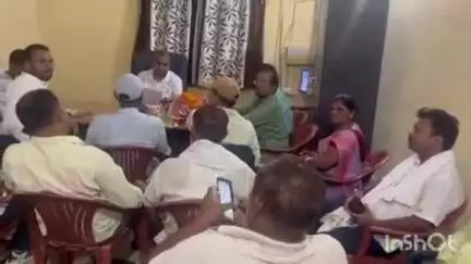 कोंच: मनरेगा कार्यालय कोंच में पीओ ने दिया योगदान, मुखिया के साथ बैठक में योजनाओं पर हुई चर्चा