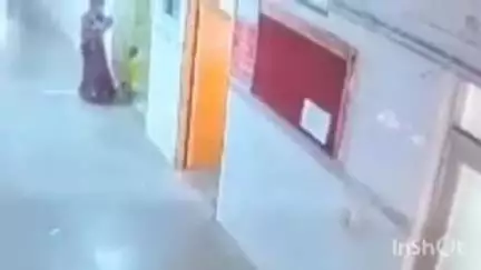 रॉबर्ट्सगंज: सोनभद्र के जिला अस्पताल से बच्चा चोरी करते महिला का सीसीटीवी वीडियो हुआ वायरल, पुलिस जांच में जुटी