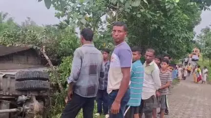 উত্তৰ লক্ষীমপুৰ: আমতলাৰ বনিয়া গাঁৱত পথ দুৰ্ঘটনা, নিয়ন্ত্ৰণ হেৰুৱাই পথৰ কাষৰ ঘৰৰ ওপৰত বাগৰি পৰে এখন ডাম্পাৰ, কথমপি প্ৰাণৰক্ষা কেইবাজনৰ