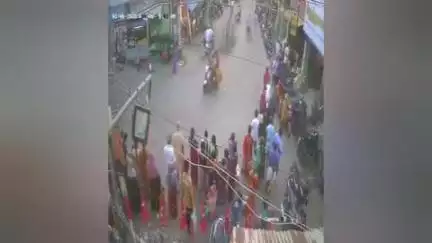 அருப்புக்கோட்டை: பஜார் பகுதியில் நடந்து சென்ற முதியவர் மீது ஆம்னி பேருந்து மோதி ஏற்பட்ட விபத்தின் CCTV காட்சிகள் வைரல்