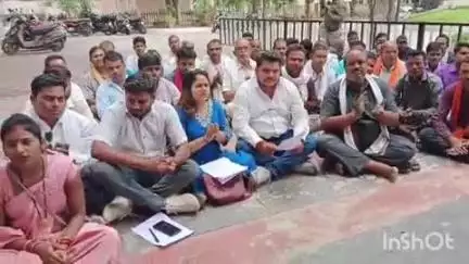 राजनांदगांव: जिला पंचायत परिसर में 15वें वित्त की राशि को लेकर जनपद पंचायत सदस्यों ने किया प्रदर्शन