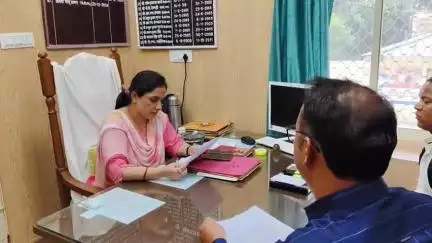 गुमदेश:पेयजल समस्या के समाधान की मांग को लेकर एसडीएम लोहाघाट के पास पहुंचे बुरकिल्ला के ग्रामीण।
