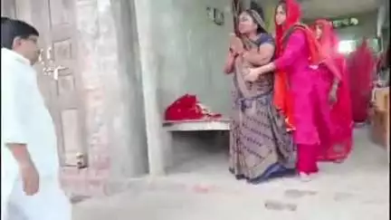 सिकंदरपुर: धनेजा गांव निवासी युवक की हत्या के बाद परिजनों से मिलने पहुंचे विधायक मोहम्मद जियाउद्दीन रिजवी