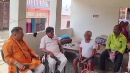 डुमरियागंज: पूर्व विधायक ने डुमरियागंज के एक परिवार के घर जाकर व्यक्त किया शोक, कुछ दिन पहले पुत्र की सड़क दुर्घटना में हुई थी मौत