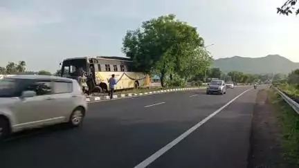 மதுராந்தகம்: தொழுப்பேடு சென்னை திருச்சி தேசிய நெடுஞ்சாலையில் அரசு பேருந்து விபத்து