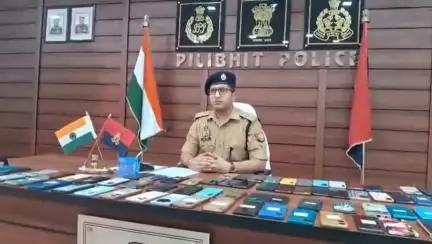 पीलीभीत: साइबर थाने की पुलिस ने बरामद किए खोए हुए 71 मोबाइल, पुलिस लाइन में अपर पुलिस अधीक्षक ने लौटाए असली मालिकों को