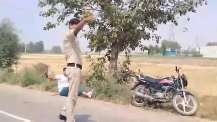 पलवल: गांव चिरवाड़ी में दो पक्षों में लाठी-डंडे और कुल्हाड़ी से मारपीट, पुलिस ने घायलों को अस्पताल पहुंचाया