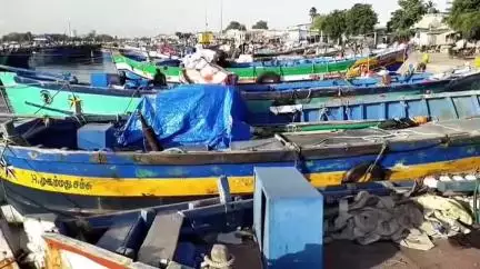 தூத்துக்குடி: சங்கு குளி மீன்பிடி படகுகளை கடல் பகுதியில் புயல் என்ற பெயரில் கடலுக்கு செல்ல மீன்வளத்துறை அனுமதி மறுப்பு திரேஸ்புரத்தில் மீனவர்கள் கண்டனம்
