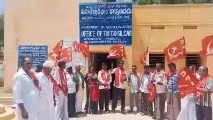 ఆత్మకూరు మండల కేంద్రంలో ఎమ్మార్వో కార్యాలయం వద్ద మూడు సెంట్ స్థలం ఇవ్వాలని సిపిఐ పార్టీ ఆధ్వర్యంలో నిరసన కార్యక్రమం