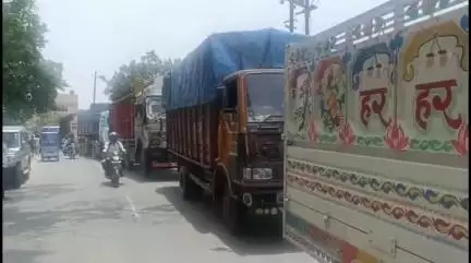 बहादुरपुर: पानी की किल्लत से नाराज ;लोगों  ने दरभंगा समस्तीपुर मुख्य सड़क को किया जाम,पानी को तरस रहे लोग#jansamasya