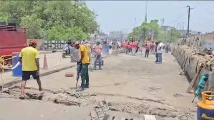 धनबाद/केंदुआडीह: बैंक मोड़ फ्लाईओवर पर 70 मीटर लंबाई का पुराना बिटुमेन, कंक्रीट व एक्सपेंशन जॉइंट हटाने का काम तेज़ी से जारी