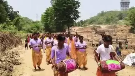 सोनुआ: सोनापोस में 16 प्रहर हरिनाम संकीर्तन को लेकर कलश यात्रा निकाली गई